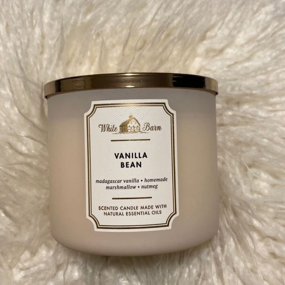 White Barn Vanilla Bean Candle with Gold Lid